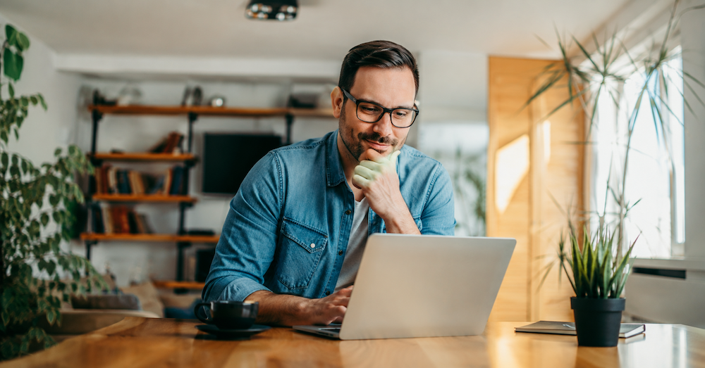 Homme devant son ordinateur à son domiicle