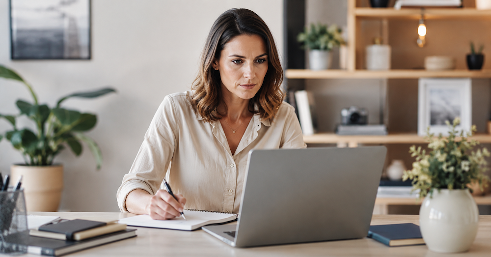 Femme concentrée devant son écran au bureau